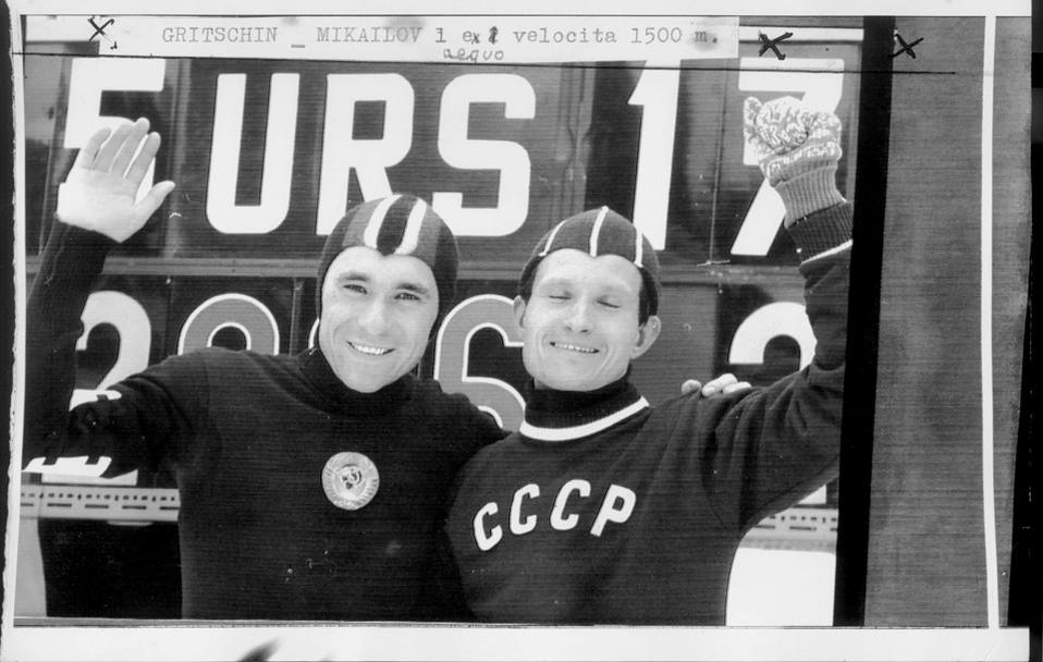La prima partecipazione olimpica invernale dell&#39; Urss: Evgenij Grishin e Yuri Mikhailov dopo aver battuto ex aequo il record mondiale di pattinaggio di velocità sui 1.500 metri. La squadra sovietica arriverà prima nel medagliere